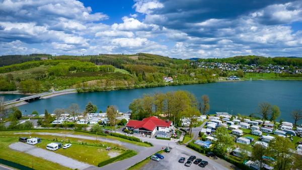 Drohnen-Luftaufnahme: Hotel und Außenanlage im Sauerland – freiwerk