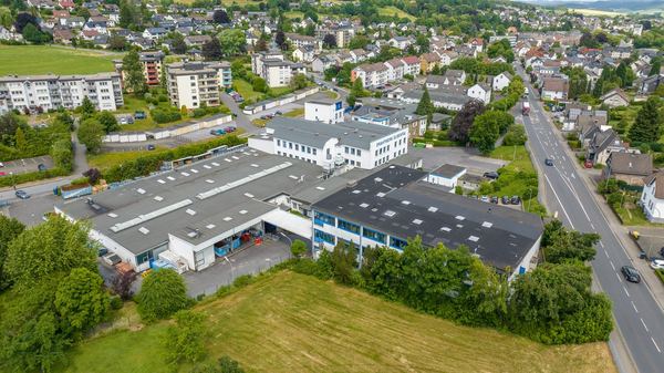 Drohnen-Luftaufnahme: Industrieanlage im Sauerland – freiwerk