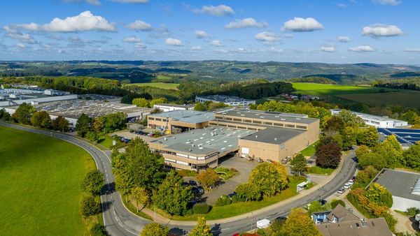 Drohnen-Luftaufnahme: Halle und Außenflächen im Sauerland – freiwerk