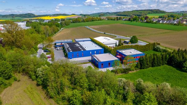 Drohnen-Luftaufnahme: Industrieanlage im Sauerland – freiwerk
