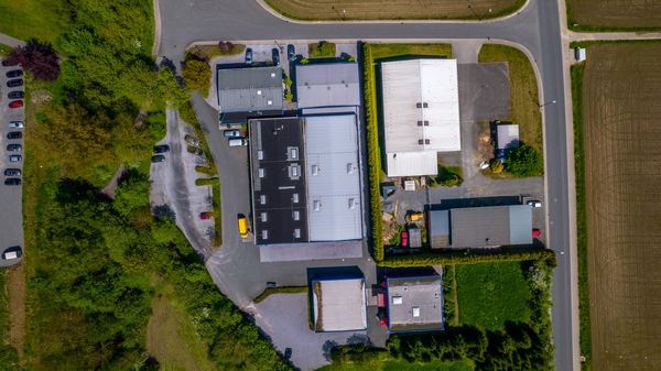 Drohnen-Luftaufnahme: Firmengelände im Sauerland – freiwerk