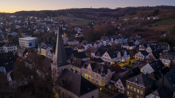 Drohnen-Luftaufnahme: See und Umgebung im Sauerland – freiwerk