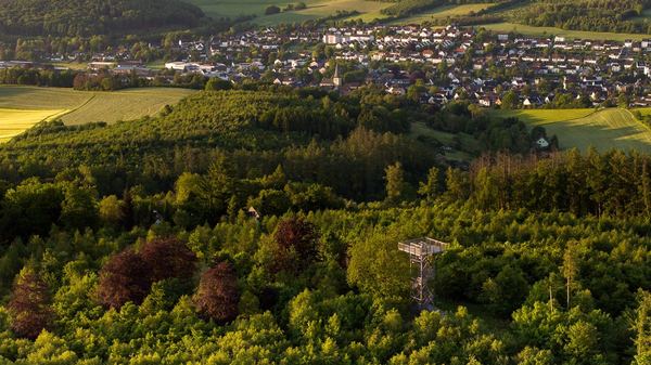 Drohnen-Luftaufnahme: Ortschaft von oben im Sauerland – freiwerk