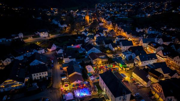 Drohnen-Luftaufnahme: Publikum und Bühne im Sauerland – freiwerk