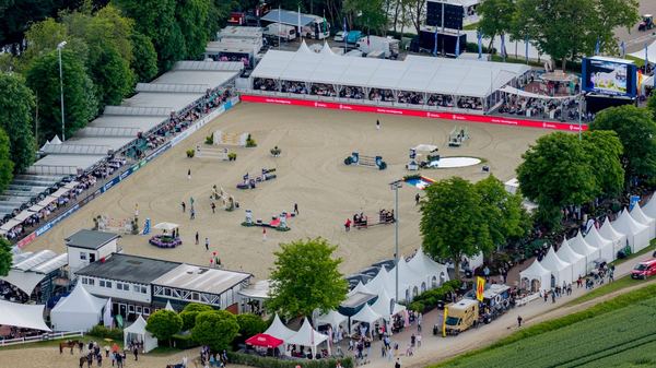 Drohnen-Luftaufnahme: Veranstaltung in der Übersicht im Sauerland – freiwerk