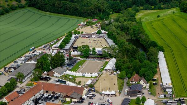 Drohnen-Luftaufnahme: Publikum und Bühne im Sauerland – freiwerk